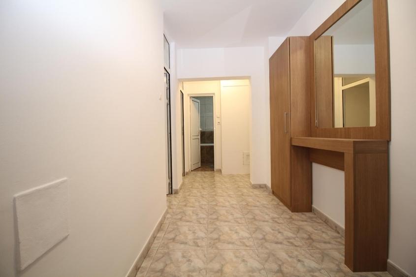 Apartament cu 3 camere decomandat, mobilat în Decebal