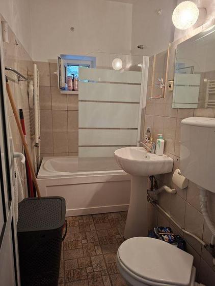 Apartament cu 3 camere semidecomandat în Centru Civic