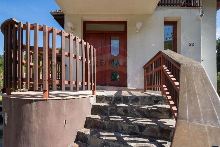 Casă individuală cu 8 camere cu Teren 2992 Mp în Moieciu