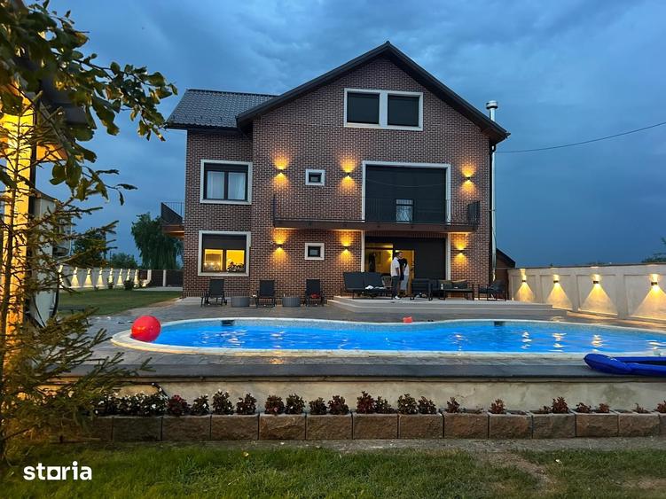 Casă cu 10 camere cu Teren 2000 Mp în Central
