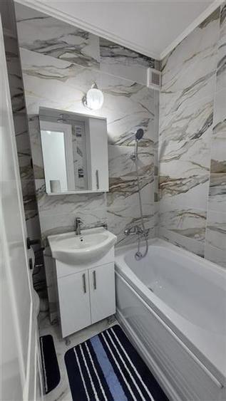 Apartament cu 3 camere semidecomandat în Tătărași