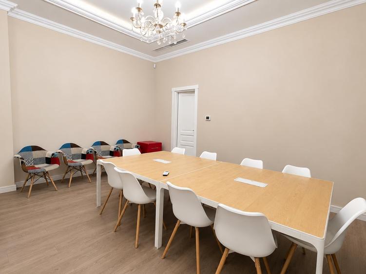 Apartament cu 8 camere, mobilat în Parcul Carol