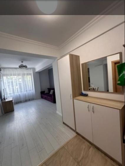 Apartament cu 3 camere decomandat, mobilat în Faleza Nord