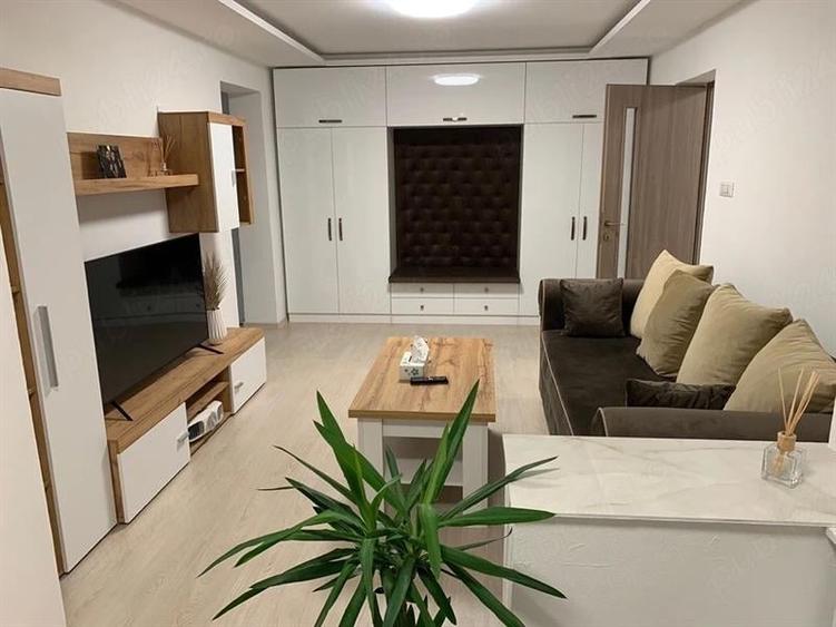Apartament cu 2 camere semidecomandat, mobilat în Calea București