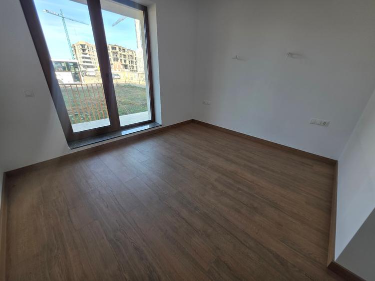 Apartament cu 2 camere decomandat în Tractorul
