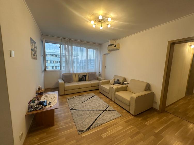 Apartament cu 3 camere semidecomandat în Iancului