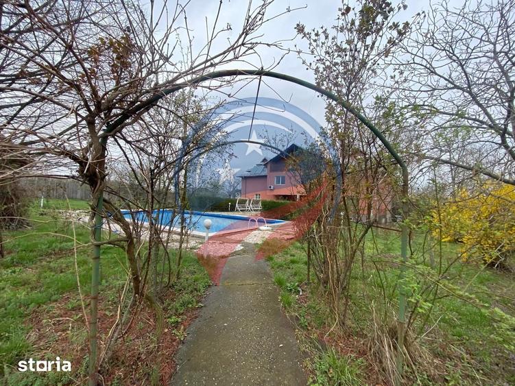 Casă cu 5 camere cu Teren 2500 Mp în Bucovăț