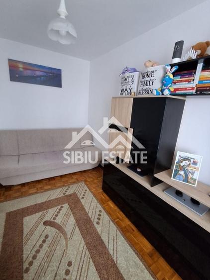 Apartament cu 2 camere semidecomandat, mobilat în Hipodrom 1