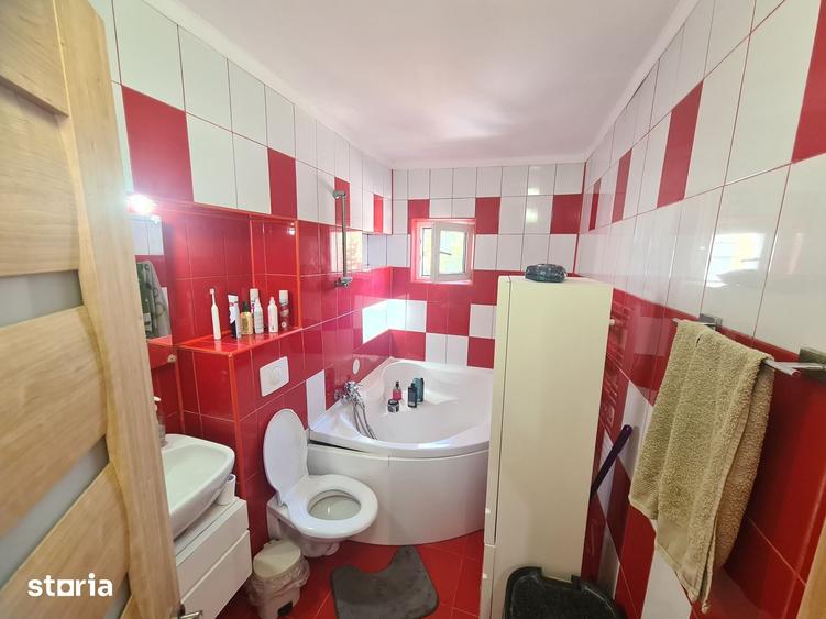 Apartament cu 3 camere decomandat în Est