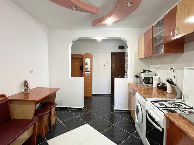 Apartament cu 3 camere semidecomandat în Central