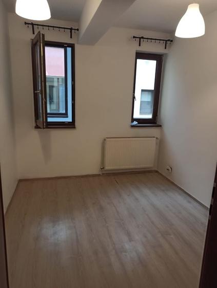 Apartament cu 2 camere semidecomandat, mobilat în Nord-Vest
