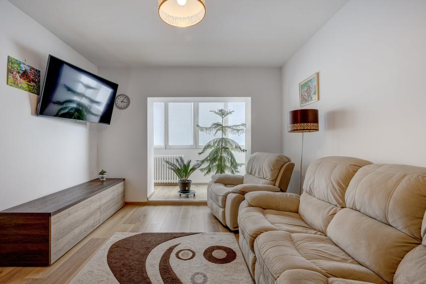 Apartament cu 3 camere semidecomandat, mobilat în Banu Manta