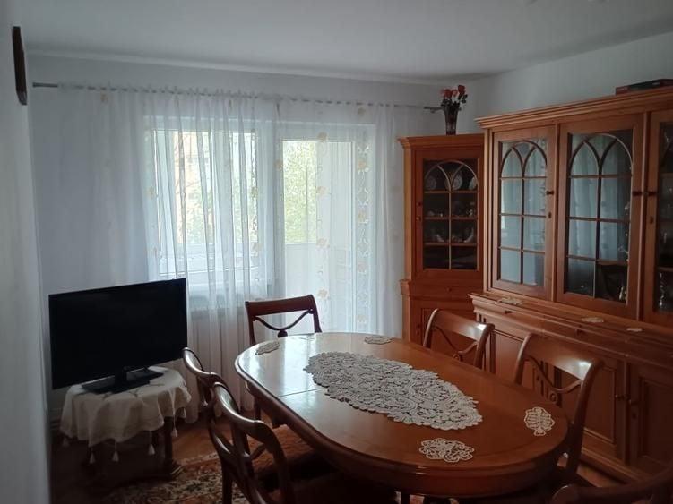 Apartament cu 3 camere decomandat, mobilat în Valea Aurie