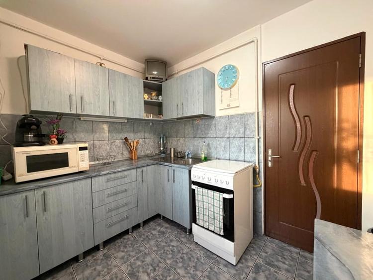 Apartament cu 4 camere decomandat, mobilat în Tolstoi