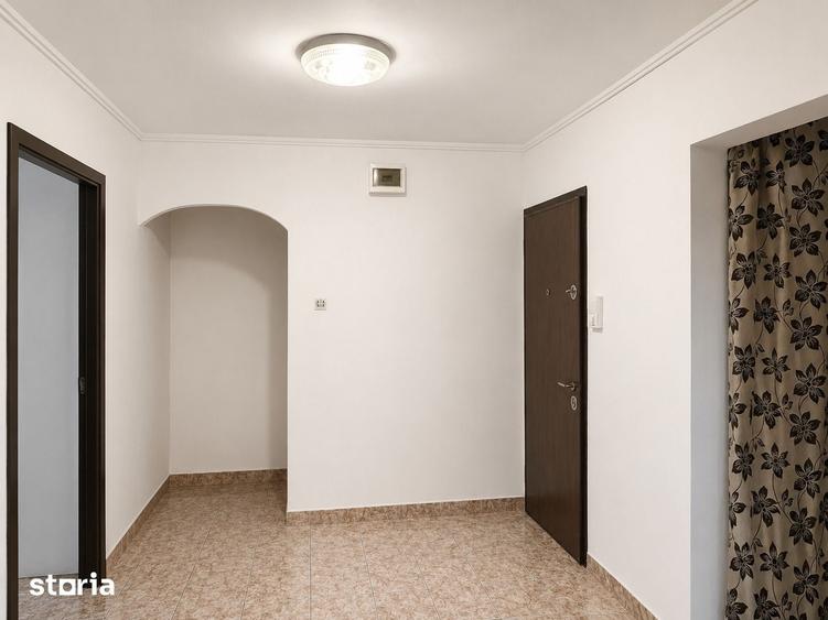 Apartament cu 4 camere decomandat în Tei