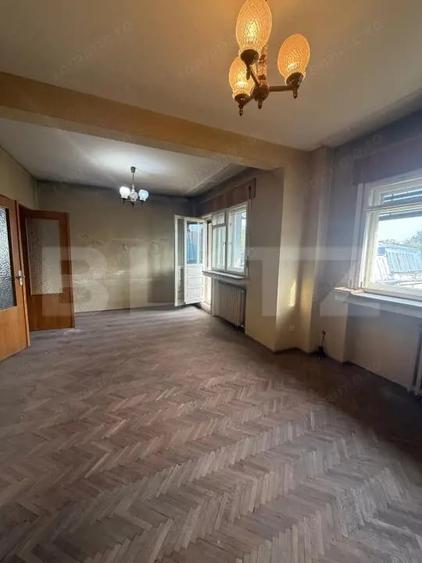 Apartament cu 4 camere semidecomandat în Central