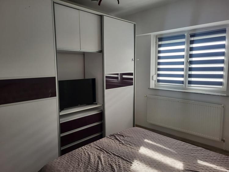 Apartament cu 3 camere decomandat, mobilat în Calea București