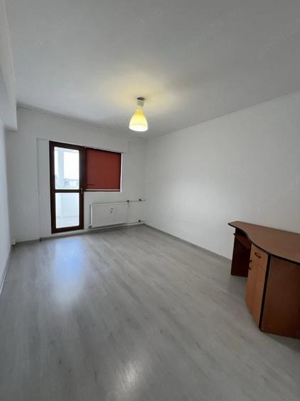 Apartament cu 3 camere decomandat în Morarilor