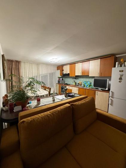 Apartament cu 3 camere semidecomandat în Plopilor