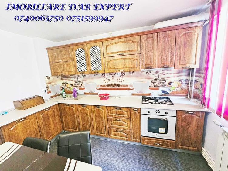 Apartament cu 3 camere decomandat în Micro 21