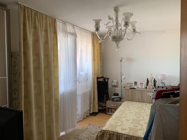 Apartament cu 3 camere semidecomandat în 1 Mai