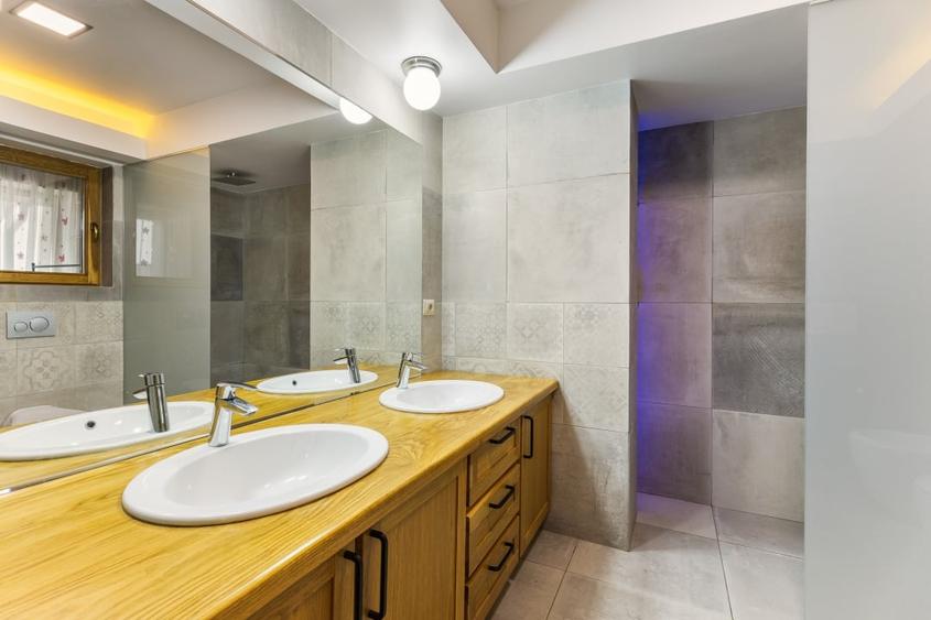 Casă individuală cu 11 camere cu Canalizare în Faleza Nord