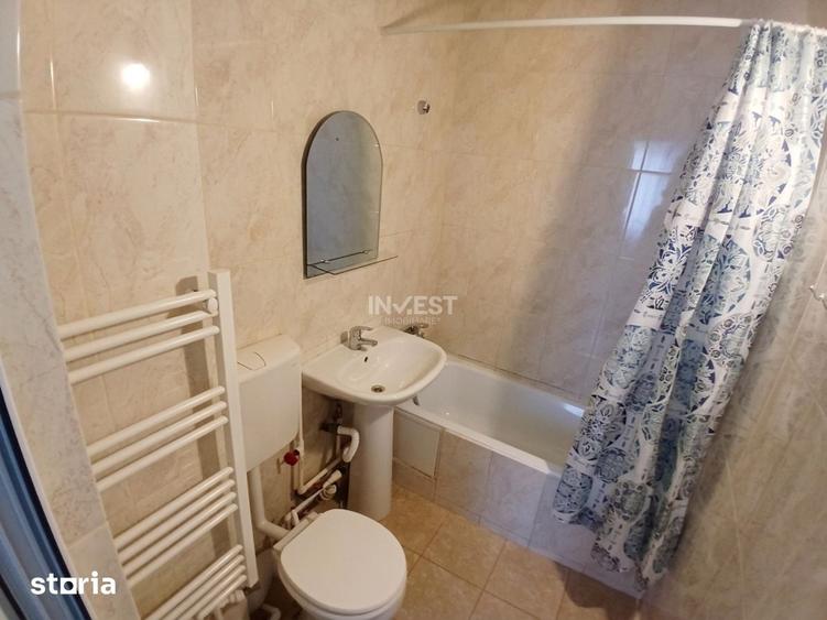 Apartament cu 3 camere semidecomandat în Podu Roș
