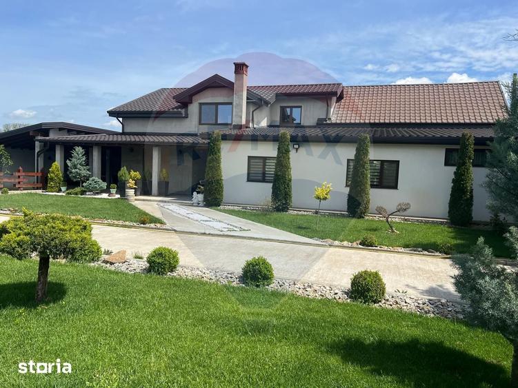 Casă cu 6 camere cu Teren 1615 Mp în Central