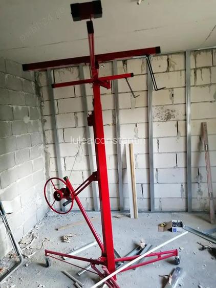 Doua case pe acela?i teren,una noua construita ?i neterminata in interior ?i o casa batraneasca