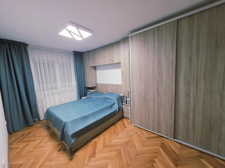 Vand apartament 3 camere decomandat Tractorul cu loc de parcare - 13