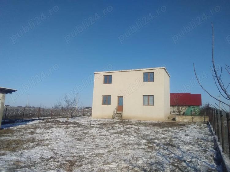 Casă cu 5 camere în Totoești