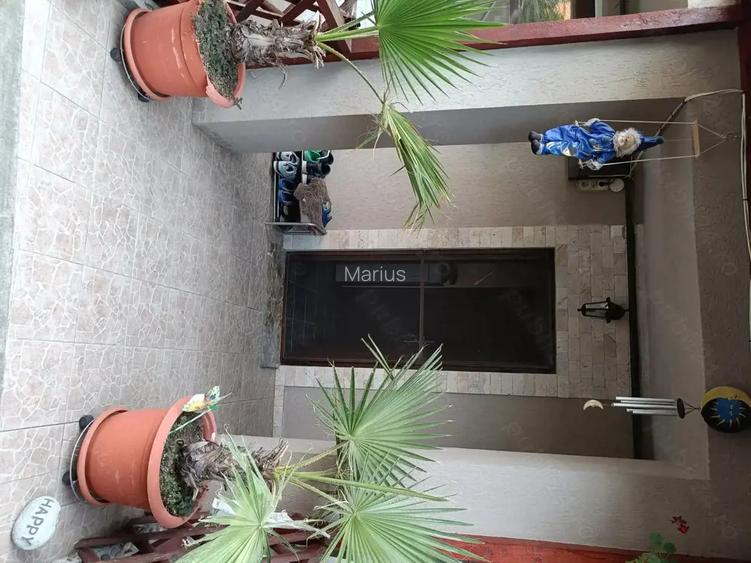Vand apartament la curte.