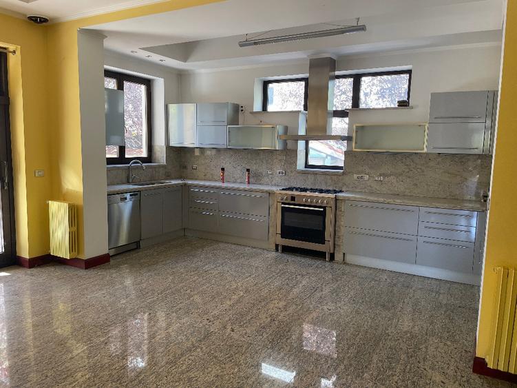 Casă cu 5 camere cu Teren 652 Mp în Sisești