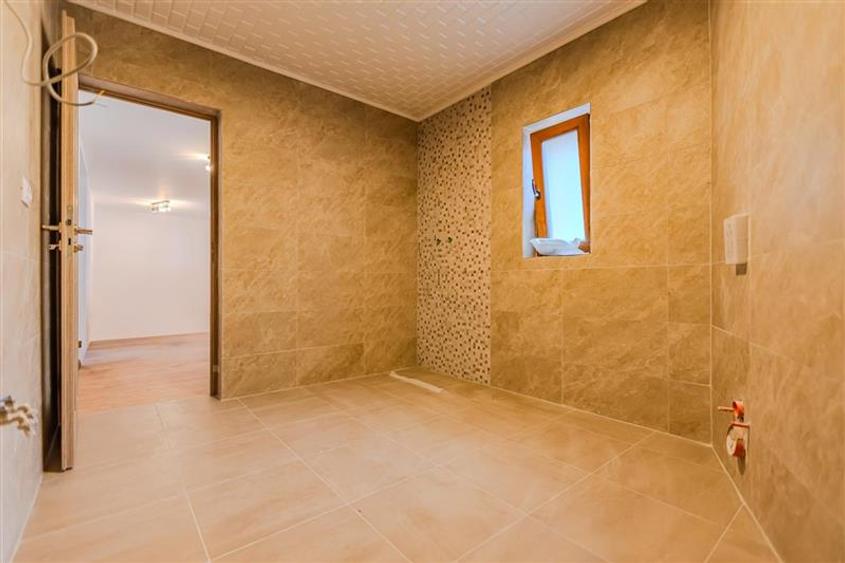 Casă individuală cu 12 camere cu Canalizare în Exterior Est