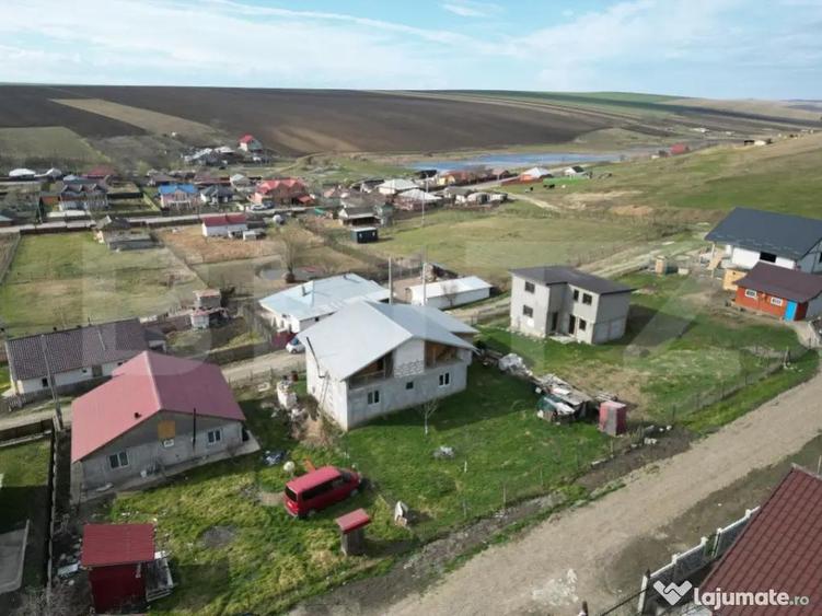 Casa cu 4 camere, 105 mp utili, cu garaj si 500 mp teren, zo - 4