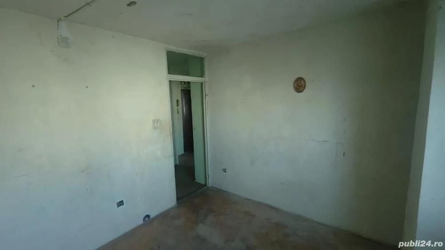 vand apartament 2 camere, decomandat, bucatarie mare, balcon mare, acoperis - 1