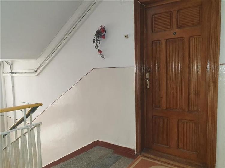 Apartament 2 camere, et 3, debransat,liber, Gara - 12