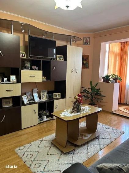 Apartament cu 3 camere semidecomandat în Alexandru cel Bun