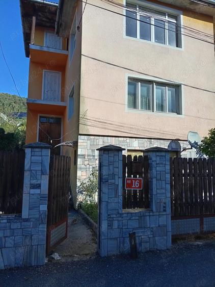 Casa compusa din 2 apartamente fiecare cu o suprafa?a de 100 mp fiecare. cu o suprafa?a vanzare. - 6