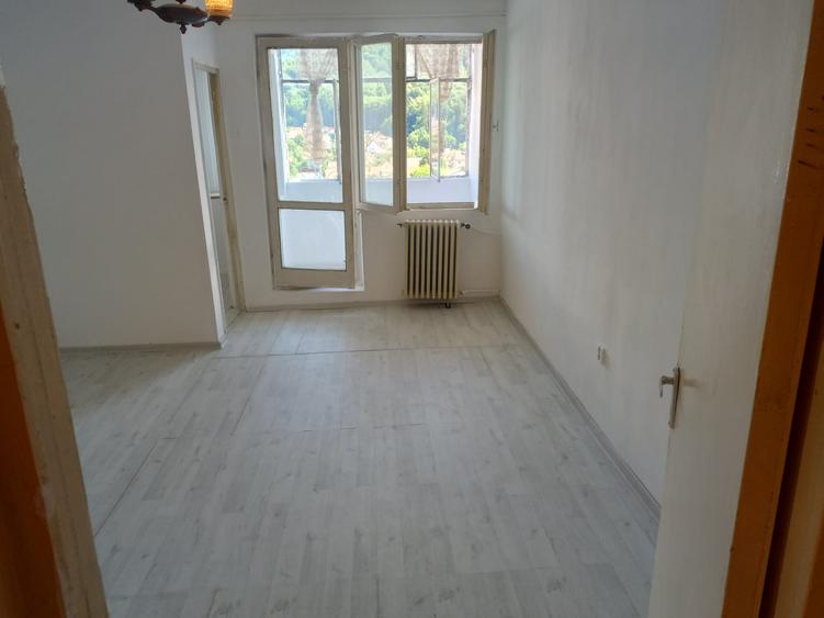 Garsoniera cu balcon, bloc turn, cu priveliste spre munti - 1