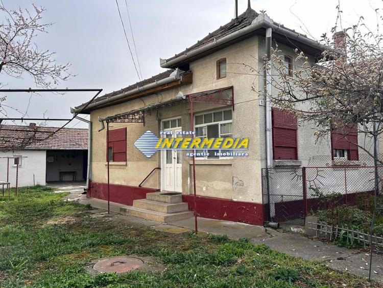 Casa 2 camere cu 920 mp teren Alba Iulia Zona HCC la asfalt toate utilitatiile - 1