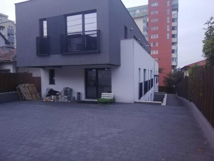 Dau in chirie cladire de 500 mp superfinisat, compus din 4 apartamente, momentan amenajat birouri, teren 600 mp, imrejmuit, str Meteor si Observator - 1
