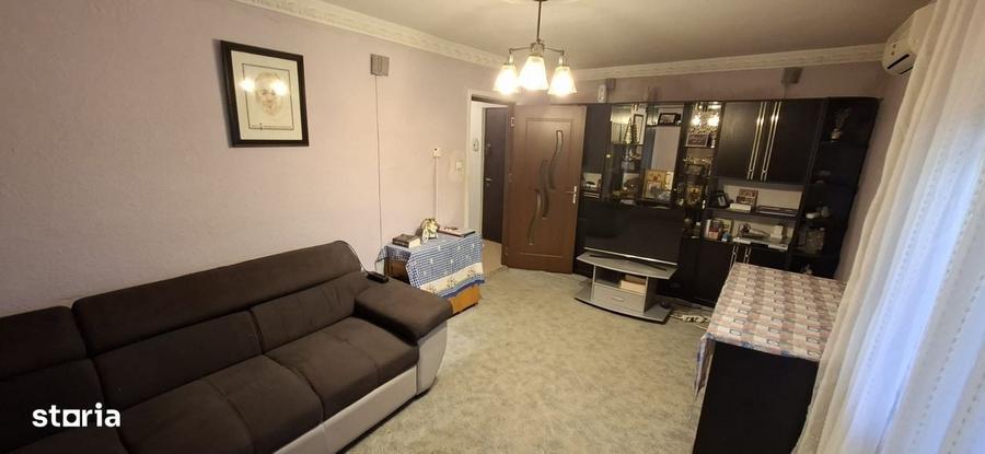 Apartament cu 3 camere decomandat în Est