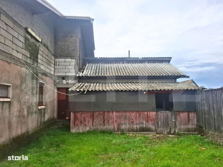 Casa (la rosu) + teren 2522 mp ideala pentru personalizare - Cost - 1