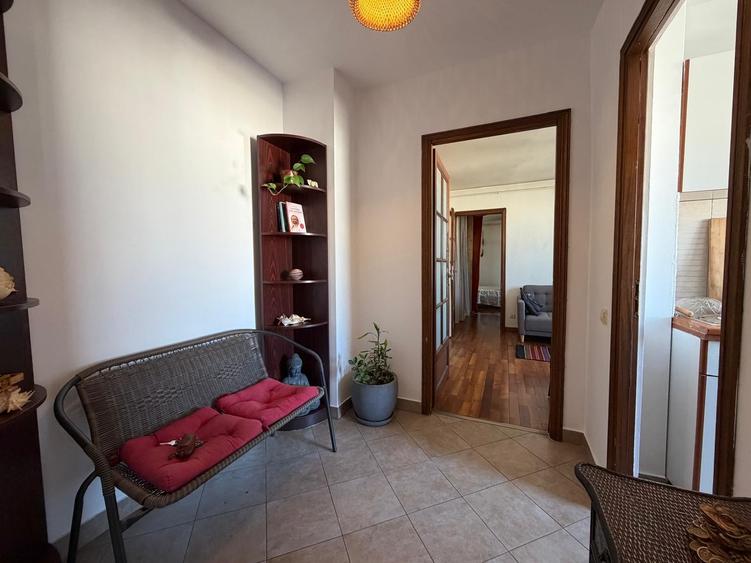 Apartament cu 3 camere semidecomandat în Dristor
