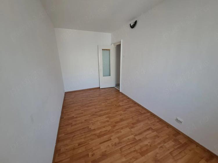 Apartament cu 3 camere decomandat în Exterior Vest