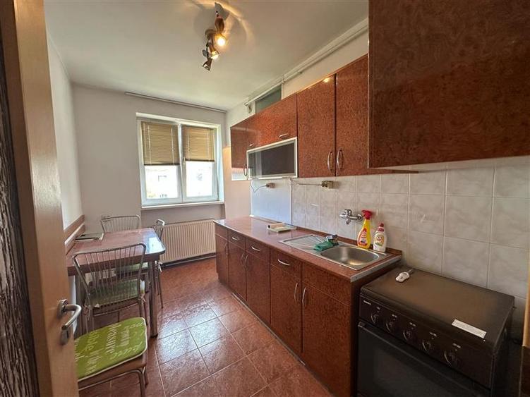 Apartament cu 3 camere semidecomandat, mobilat în Luncă