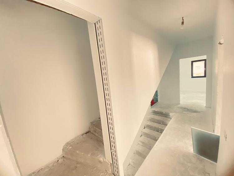 Duplex cu 4 camere si mansarda. Curte 250 mp. Comision 0 - 17