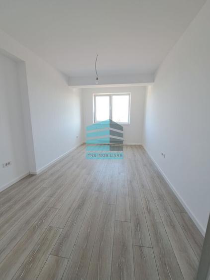 Apartament cu 4 camere decomandat în Titan