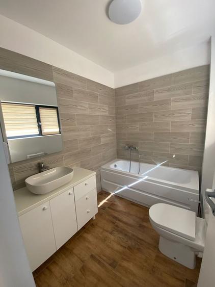 Vila superba situata langa lac si parc | Tunari - 11